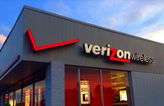 Verizon ends 2021 with strong wireless service revenue and EPS growth