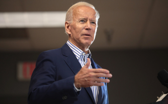 Joe Biden signs a bill to stop a strike by railway workers in the US